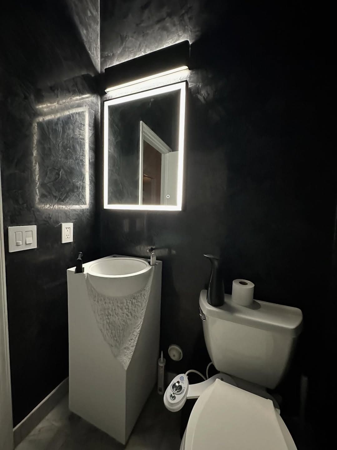 Dark plaster bathroom with seamless finish